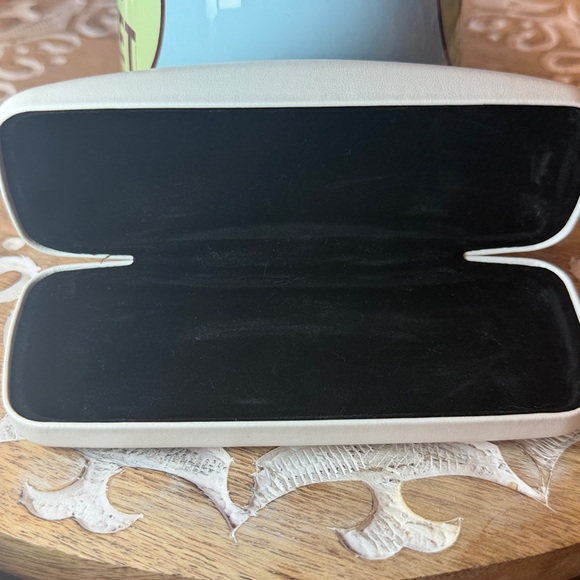 👓Calvin Klein Hard Glasses Case in White & Black w/Velvet Interior, EUC, Clean! - Picture 5 of 10